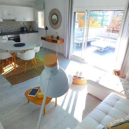 In Strandnaehe Mit Grosser Terrasse, Parkplatz Und Meerblick In Salatar,