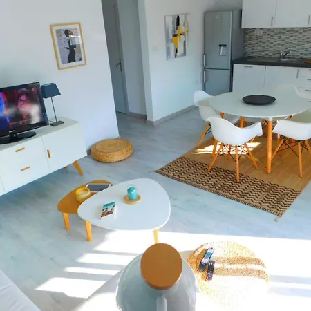In Strandnaehe Mit Grosser Terrasse, Parkplatz Und Meerblick In Salatar,