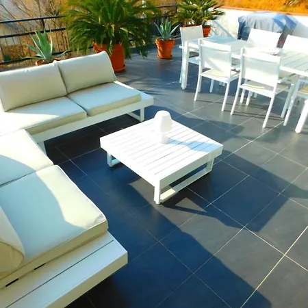 In Strandnaehe Mit Grosser Terrasse, Parkplatz Und Meerblick In Salatar,